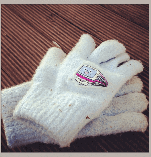 secret-santa-gift-ideas-for-coworkers-warm-gloves