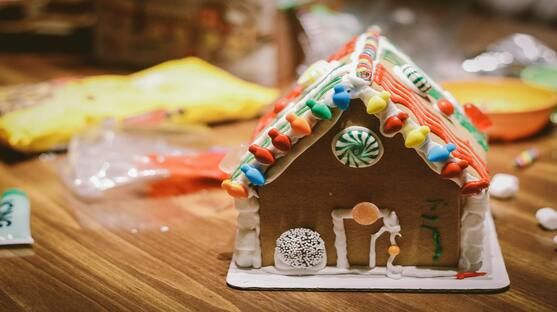 Gingerbread-House-Decoration-